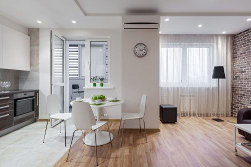 투명한 소품을 활용하면 거실을 두 공간으로 나누기 쉽다.