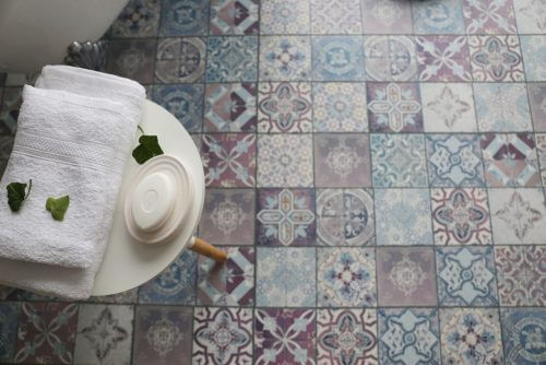 다양한 색감의 아름다운 타일 페인트