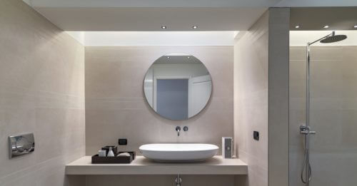 따뜻한 조명이 활용된 화장실 공간