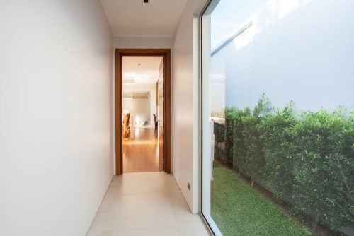 큰 창문이 있어 넓어 보이는 복도