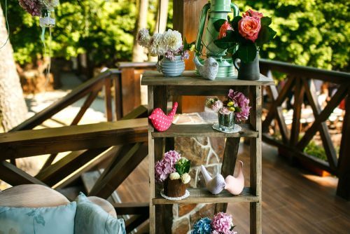 야외에 장식용으로 활용한 장식 사다리