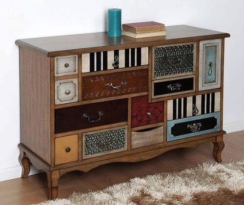 갈색의 빈티지 서랍장