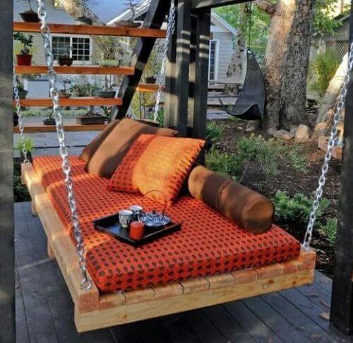 팔레트로 만든 해먹으로 꾸민 파티오 공간