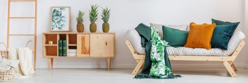 작은 소품을 활용해 꾸민 여름 분위기 거실