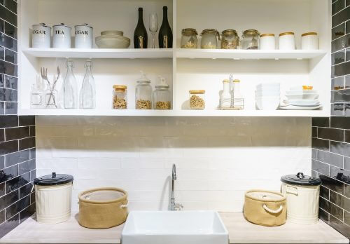 찬장을 직접 만들기에 앞서 부엌 크기를 재야 한다.