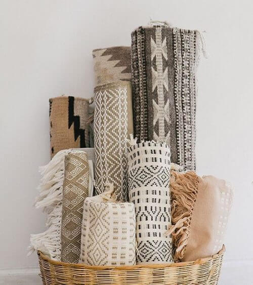 오래된 깔개를 재활용하여 낡은 의자를 멋지게 변신시켜보자.