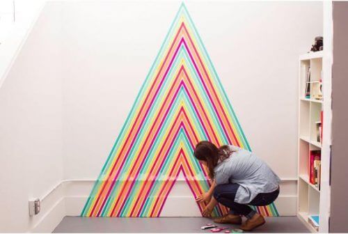 와시 테이프로 세들어 사는 집 벽을 꾸민다.