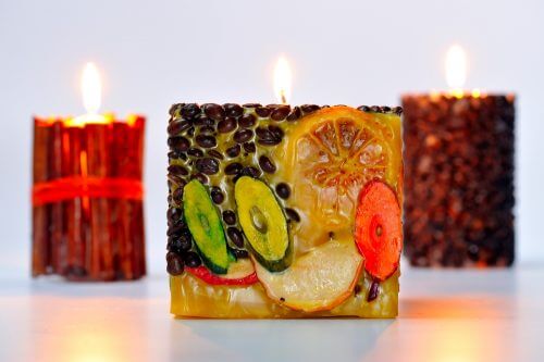 아로마 캔들로 집 안에 향기를 불어넣는다.