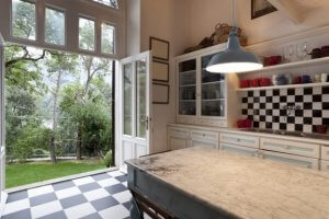 상쾌한 야외 주방 만들기: 4가지 유용한 팁