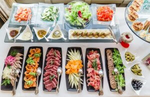 홈 뷔페를 위한 근사한 테이블 세팅