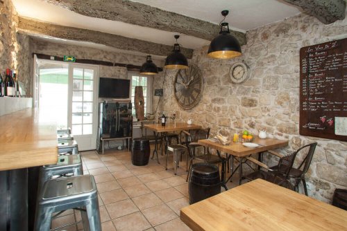 바 인테리어의 핵싱은 강약의 조절이다.