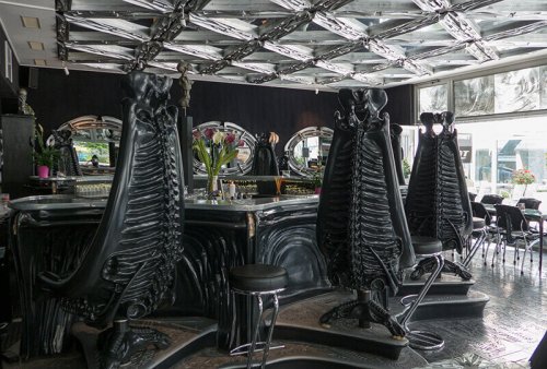 기거 바와 같이 예술 작품에 근거하여 바 인테리어를 꾸밀 수 있다.