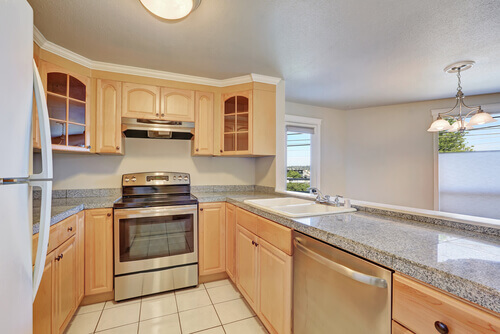 U자형 주방 옅은 색