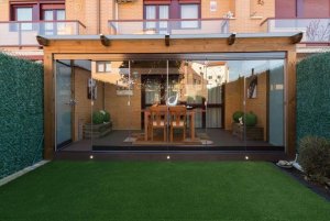 밀폐형 벽으로 현관을 보호할 수 있다.