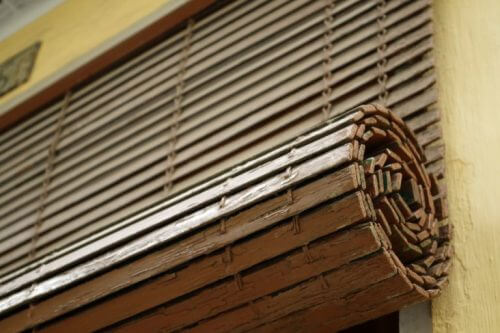 다양한 목재 종류의 블라인드와 사용 예