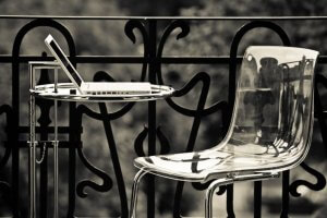 우아한 공간 활용을 위한 해결책, 아크릴 수지 의자