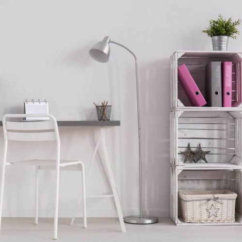 플로어 스탠드는 공간이 작아 큰 책상을 둘 수 없는 경우 안성맞춤이다.