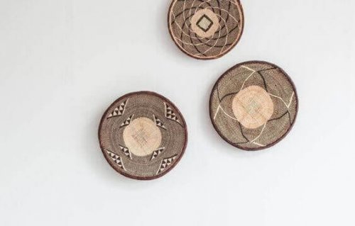 천연 소재로 된 접시를 매달아 환상적인 인테리어를 연출하는 법을 소개한다.