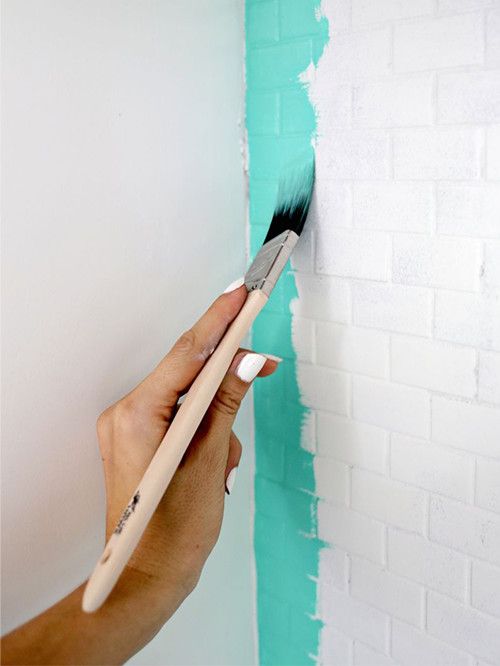 새 페인트로 욕실 타일에 변화를 줘보자