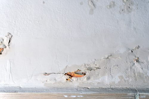 벽에 습기가 차는 것을 방지하자 - 손상된 벽