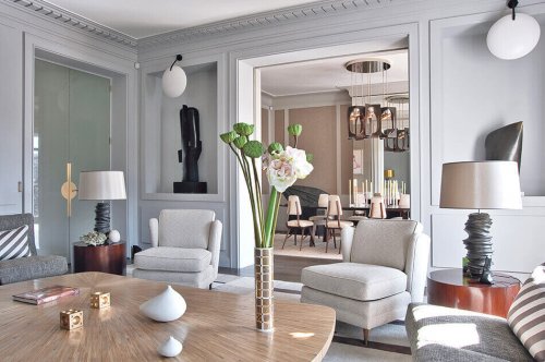 드니오의 디자인은 색상, 소재, 그리고 질감의 조화로 특징 지어진다.