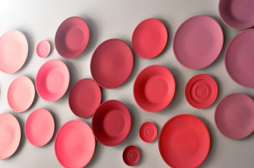 접시를 활용하여 벽을 장식하는 4가지 창의적인 방법