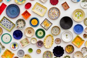 접시를 활용하여 벽을 장식하는 4가지 창의적인 방법