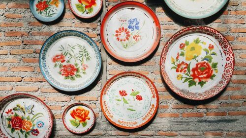 화려한 접시로 벽 데코하기