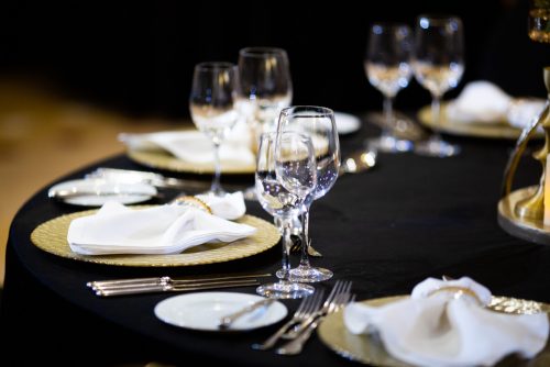 검은색 식탁보로 꾸며진 식탁