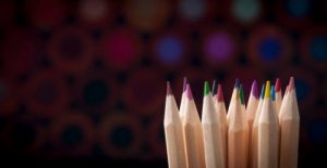 색연필로 만든 꽂이 통