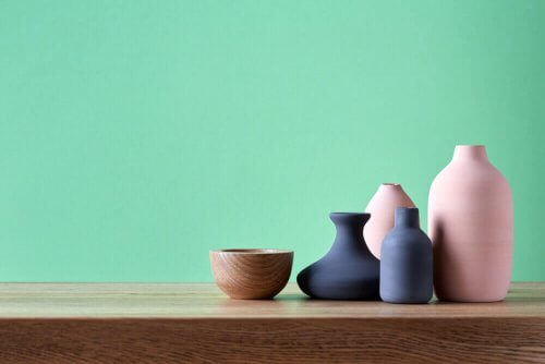 병을 활용하여 선반을 장식하는 독창적인 아이디어: 작은 도자기를 이용한 데코