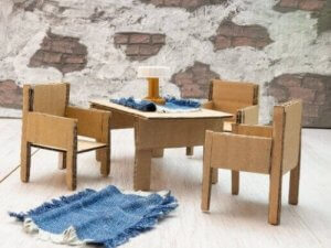 오래된 골판지 상자를 장식에 재사용하는 방법