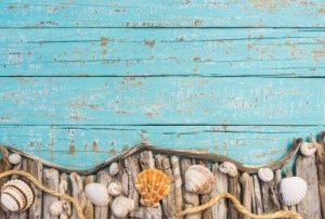 목재 가구에 오래된 듯한 느낌의 페인트 효과 주기