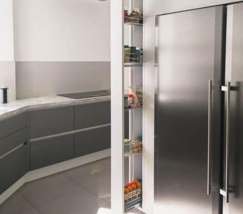 주방에 다양한 향신료