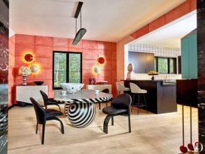 켈리 웨스너는 색을 어떻게 사용하는가?