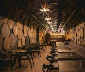 투박한 스타일의 카페 인테리어