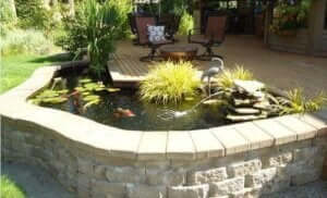 높게 설치된 정원 연못